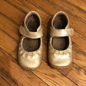 Livie and Luca little girls size 1 shoes gold